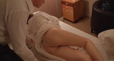 Ảnh trong Chuyến công tác may mắn của cậu nhân viên ở cùng sếp nữ