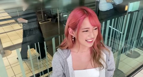 Ảnh trong Đưa em người yêu tóc hồng đi du lịch và ĐỊT