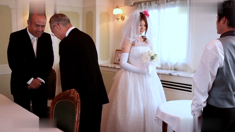 bo-chong-dam-duc-check-hang-con-dau-truoc-dam-cuoi