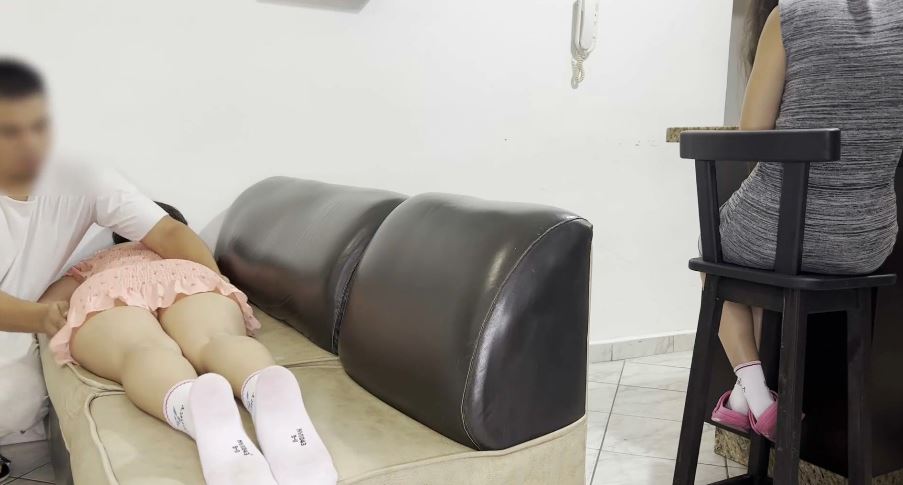 bo-duong-len-dit-con-gai-rieng-tren-chiec-sofa-sau-lung-me