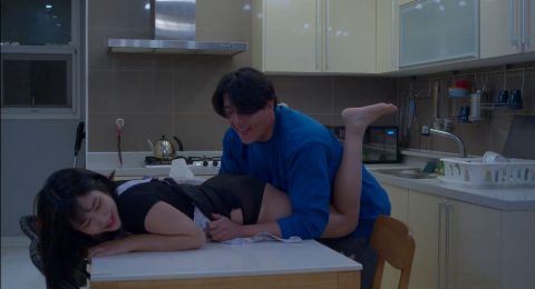 Ảnh trong Địt nát lồn cô chị gái đang trong nhà bếp