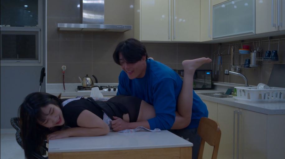 dit-nat-lon-co-chi-gai-dang-trong-nha-bep