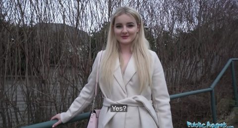 Ảnh trong Gạ tình em gái Nga đáng đi dạo phố trên đường