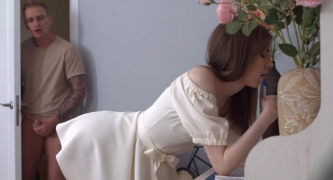 Ảnh trong Ơ kìa Em Gái! Sao không mặc quần lót vào thế kia?