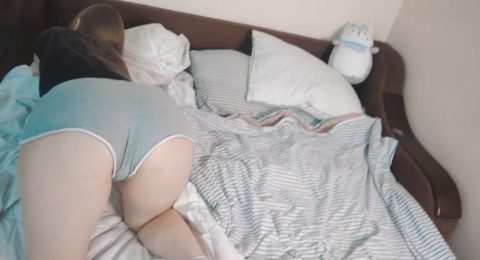 Ảnh trong Con gái bị mắc kẹt trên giường và Bố dượng quyết định đụ cô ấy