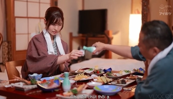 nu-thu-ky-xinh-dep-bi-ten-sep-doi-bai-chuoc-say-roi-dit-1