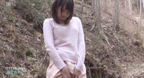 Ảnh trong Bắt được em gái xinh đẹp đi lạc trong rừng