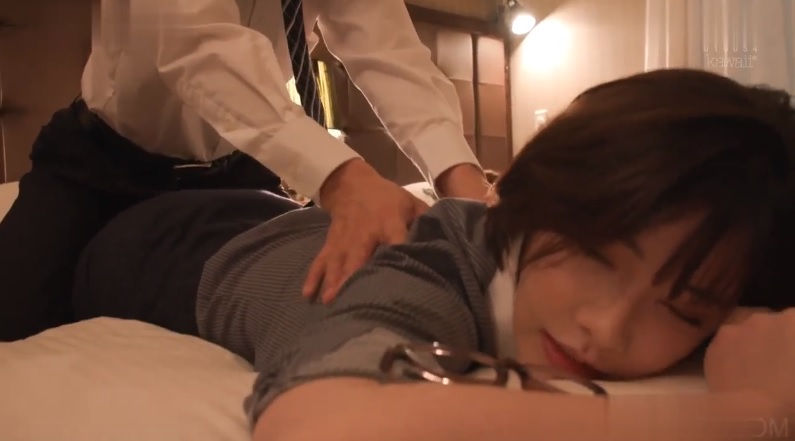 bi-2-co-dong-nghiep-dam-dang-hiep-dam-trong-khach-san