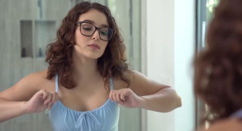 Ảnh trong Cô em gái xinh đẹp dâm đãng