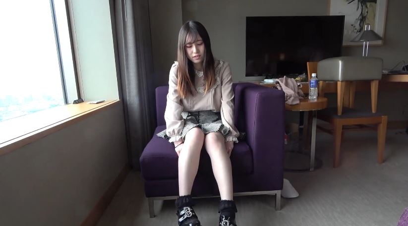 gai-xinh-trang-non-dit-nhau-cuc-phe