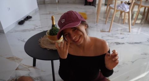 Ảnh trong Em gái giao pizza lén ăn vụng bị tôi bắt gặp