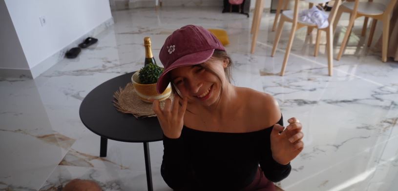 em-gai-giao-pizza-len-an-vung-bi-toi-bat-gap