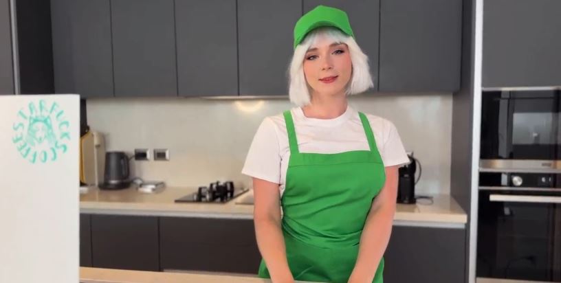 len-dinh-cung-em-nhan-vien-ban-hang